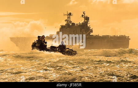 050627-N-9866B-012 ein U.S. Marine Corps des Pazifischen Ozeans amphibische Fahrzeug durchläuft, nach der Abfahrt der amphibischen Angriffs Schiff USS Peleliu (LHA-5) am 27. Juni 2005.  Marines des 3rd Amphibious Assault Battalion gehen im Marine Corps Training Bereich Balg, Hawaii, Durchführung von Infanterie und amphibische Ausbildung an Land.  DoD-Foto von Petty Officer 2. Klasse Zack Baddorf, US Navy.  (Freigegeben) Stockfoto