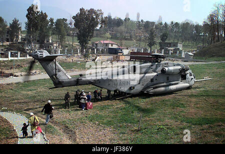 970315-N-0000S-001-US-Bürger an Bord einen US Marinekorps CH-53 Super Hengst Kampf Angriff Hubschrauber in einem Feld in der US-Botschaft Gehäuse Verbindung in Tirana, Albanien, am 15. März 1997.  Betrieb Silver Wake ist die Evakuierung von Zivilisten aus Albanien damit die Sicherheit der US-Bürger und Drittstaatsangehörige.  US Marine Kräfte von der USS Nassau (LHA-4) amphibische Gruppe der Bereitschaft weiterhin Bürger aus der US-Botschaft in Tirana zu evakuieren.  DoD-Foto von Petty Officer 2. Klasse Brett Siegel, US Navy. Stockfoto