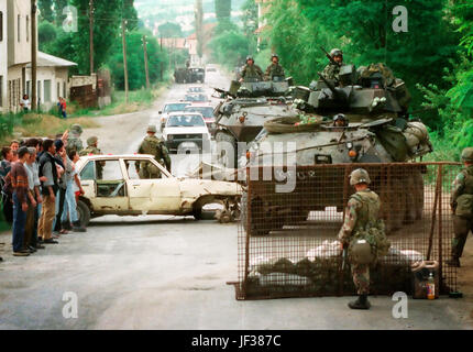 990616-M-5696S-016-US-Marines aus dem 2. Light Armored Reconnaissance Bataillon Einrichten einer Straßensperre für Waffen in der Nähe des Dorfes Koretin, Kosovo, auf 16. Juni 1999 zu überprüfen.  Elemente der 26. Marine Expeditionary Unit werden von Schiffen der USS Kearsarge amphibische bereit Gruppe als günstiges Kraft zur KFOR eingesetzt.  KFOR ist die NATO-geführte, internationale militärische Kraft, die in den Kosovo auf einer Friedensmission bekannt als Operation Joint Guardian bereitgestellt wird.  KFOR besteht schließlich aus mehr als 50.000 Soldaten aus mehr als 24 Nationen, einschließlich der NATO-Mitgliedstaaten Partner beitragen Stockfoto