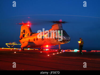 050729-N-0716S-031 ein US Navy Landing Signal eingetragen bereitet einen CH-46 Sea Knight Helikopter für Lift-off aus dem Flugdeck der USS Tarawa (LHA-1), während das Schiff auf See am 29. Juli 2005 betreibt.  Tarawa ist das Aushängeschild für Expeditionary Strike Group 1 und ist auf einer westlichen Pazifik Bereitstellung zur Unterstützung der Operation Iraqi Freedom.  DoD-Foto von Petty Officer 3rd Class James Spiker, US Navy.  (Freigegeben) Stockfoto