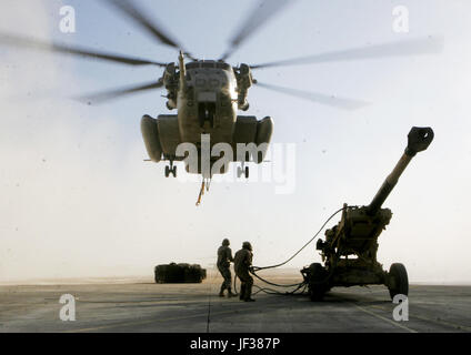 061129-M-8213R-004 Marines bereiten anfügen eine Schlinge befestigt, um ein M198 Medium Haubitze auf einem US-Marinekorps CH-53E Super Stallion-Hubschrauber in Al Asad, Irak, am 29. November 2006, wird der Super-Hengst aus schweren Marine Helicopter Squadron 465, 3rd Marine Aircraft Wing (vorwärts), die Haubitze, Barwana, Irak Luftbrücke.  DoD-Foto von Gunnery Sgt. Michael Q. Retana, US Marine Corps.  (Freigegeben) Stockfoto