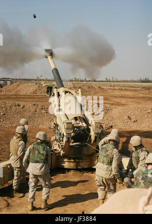 041111-M-3658J-005-US-Marines Feuer ihre 155mm mittlere Haubitze M198 auf einer Aufständischen Position aus der Umgebung von Fallujah, Irak, während Betrieb al-Fajr (New Dawn) am 11. November 2004.  Die Marines werden zum 4. Bataillon, 14. Marineregiment zugewiesen.  DoD-Foto von Lance CPL Samantha L. Jones, US Marine Corps.  (Freigegeben) Stockfoto