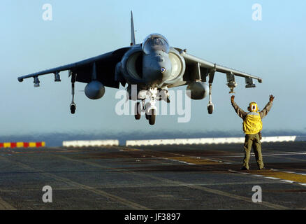 051203-N-9866B-072 Navy Petty Officer 1st Class Roberto Gonzales leitet ein Marinekorps AV-8 b Harrier, als es auf dem Flugdeck der amphibischen Angriff Schiff USS Peleliu (LHA-5) landet, da das Schiff in den Pazifischen Ozean am 3. Dezember 2005 arbeitet.  Peleliu läuft vor der Küste des südlichen Kalifornien für Marine-Übungen in Vorbereitung für den nächsten Einsatz zur Unterstützung des Krieges gegen den Terror.  DoD-Foto von Petty Officer 2. Klasse Zack Baddorf, US Navy.  (Freigegeben) Stockfoto