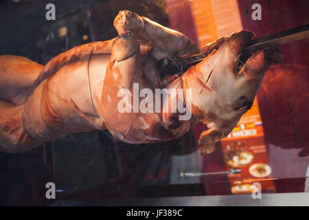 Ganzes Schwein am Spieß, Nahaufnahme Foto mit selektiven Fokus gebraten Stockfoto