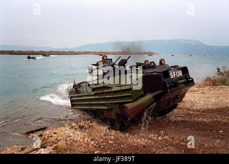 980324-N-8867B-009 eines einer langen Reihe von US-Marine Angriff amphibische Fahrzeuge aus der 26. Marine Expeditionary Unit kommt an Land im Hafen Ploce, Kroatien, am 24. März 1998.  Die strategische Reserve Kraft der Stabilisierungstruppe zugewiesen, nehmen die Marines auszuüben dynamische Antwort 98, einer Übung entwickelt, um die Reserve-Kräfte mit dem Gebiet und ihre Einsatzfähigkeit innerhalb dieser Region vertraut zu machen Teil.  DoD-Foto von Chief Petty Officer Steve Briggs, US Navy. Stockfoto