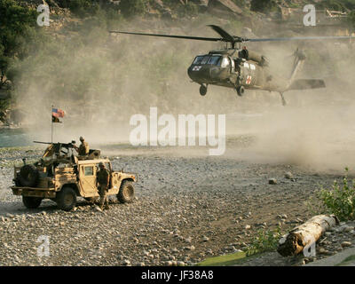 040625-M-9382M-017 Marines mit 1. Platoon, Kilo Company und Army Special Forces pflegen eine Sicherheitszone als UH-60 Black Hawk-Hubschrauber für eine medizinische Evakuierung südlich von Camp Segen, Afghanistan, am 25. Juni 2004 abhebt.  DoD-Foto von Lance Cpl. Justin M. Mason, US Marine Corps.  (Freigegeben)