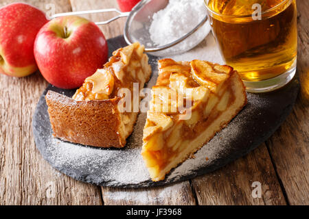 Zwei Stück Apfelkuchen hautnah auf einem Tisch und Apfelsaft. horizontale Stockfoto