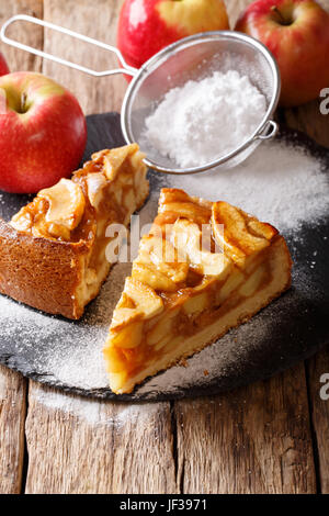 Warmer Apfelkuchen Nahaufnahme auf einen Tisch und frischer Apfelsaft geschnitten. vertikale Stockfoto