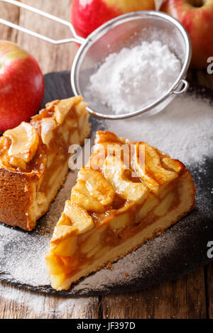 In Scheiben geschnitten hausgemachte warme Apfelkuchen Nahaufnahme auf einem Tisch. vertikale Stockfoto