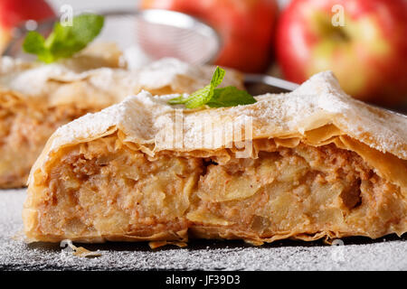 Österreichische Dessert: hausgemachte Apfelstrudel Nahaufnahme auf einer Schiefertafel Tafel. horizontale Stockfoto