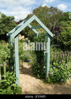 Grün übermalt aus Holz Bogen Laube Gartenweg, Barnsdale Gärten, Oakham, Rutland, UK Stockfoto