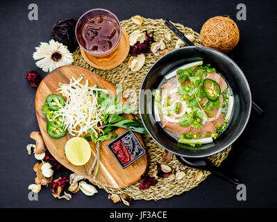 Pho ist eine berühmte vietnamesische traditionelles Essen, in denen Reis Nudeln mit seltenen oder gut gemacht, Rindfleisch und einem leckeren Suppe und frisches Gemüse serviert. Stockfoto