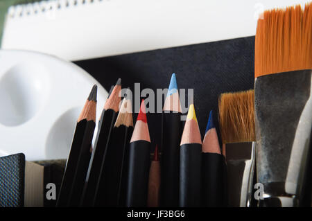 Nahaufnahme einer Auswahl von Werkzeugen und Materialien des Künstlers.  Horizontal (Querformat) Orientierung. Stockfoto