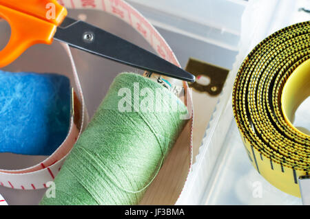 Nähen-Elemente in den Kunststoff Abteilen einer Näh-Box.  Schuss hautnah und von oben. Stockfoto