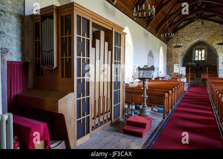 St. Rhidian und St. Illtyd Kirche, Innenraum, zeigen moderne Orgel von J. W. Walker, 1966, Llanrhidian, Halbinsel Gower, Glamorgan, South Wales, UK Stockfoto