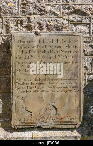 Grabstein datiert 1746 auf dem Gelände des St. Rhidian und St. Illtyd Kirche, Llanrhidian, Gower Halbinsel, Glamorgan, South Wales, UK Stockfoto