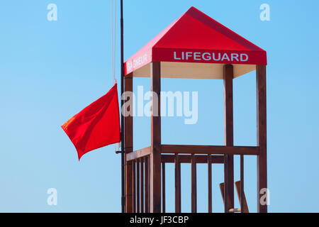 Nahaufnahme von einem Rettungsschwimmer-Turm am Strand. Stockfoto