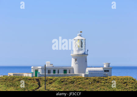 Strumble Head Leuchtturm, Pembrokeshire, an einem hellen Sommertag. Stockfoto