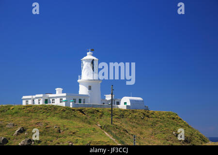 Strumble Head Leuchtturm, Pembrokeshire, an einem hellen Sommertag. Stockfoto