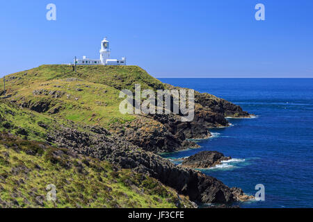 Strumble Head Leuchtturm, Pembrokeshire, an einem hellen Sommertag. Stockfoto