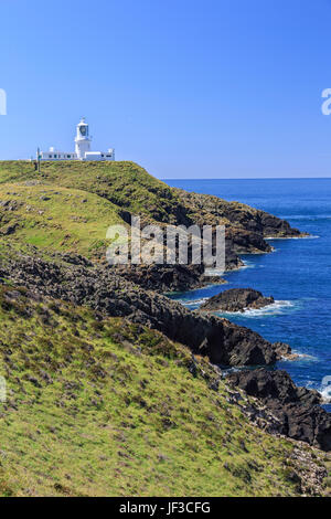 Strumble Head Leuchtturm, Pembrokeshire, an einem hellen Sommertag. Stockfoto