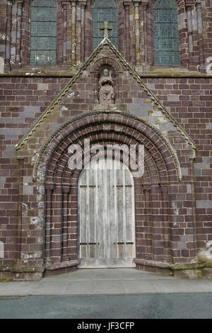 Tür unter Rundbogen, Str. Davids oder St Davids, Kathedrale, Pembrokeshire, Westwales. Stockfoto