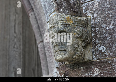 Verwitterte Steinbildhauen, Str. Davids oder St Davids, Kathedrale, Pembrokeshire, Westwales. Stockfoto