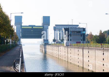 TIEL, Niederlande - 24. September 2016: Lock Prins Bernhard in Amsterdam-Rhein-Kanal Stockfoto