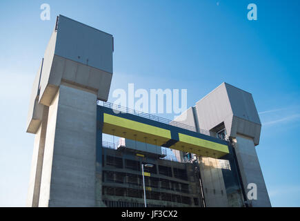 TIEL, Niederlande - 24. September 2016: Lock Prins Bernhard in Amsterdam-Rhein-Kanal Stockfoto