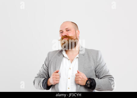 Zufrieden Mann mit Bart in graue Jacke auf leeren Hintergrund isoliert Stockfoto