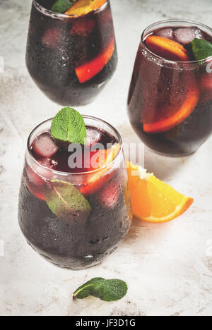 Traditionelle spanische Sommer erfrischenden Drink, Cocktail, Tinto de Verano. Mit Wein, Eis und Stücke von frischem Orange. Kopieren Sie auf weiße Steintisch Raum t Stockfoto