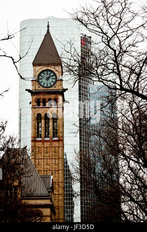 Toronto alte Rathaus Uhrturm mit einem modernen Büroturm als Hintergrund Stockfoto