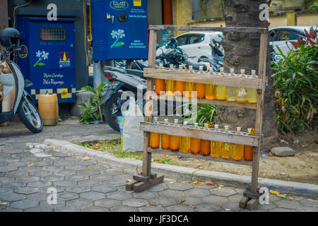 BALI, Indonesien - 8. März 2017: Illegale Benzin Benzin wird an der Seite der Straße verkauft, Recycling-Glas Wodka-Flaschen in Bali, Indonesien. Stockfoto