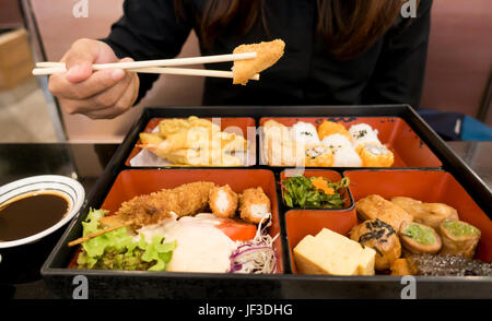 Frauen Essen Bento-Box-Set im japanischen restaurant Stockfoto