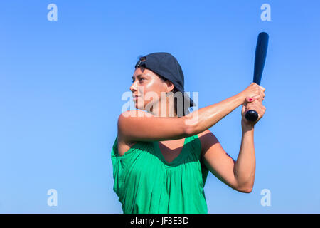 Junge Frau mit Baseballschläger und Sechskantschrauben Stockfoto