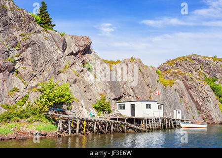 Angeln-Kabine und Boot am Quidi Vidi Hafen in St. John's, Neufundland, Kanada. Stockfoto