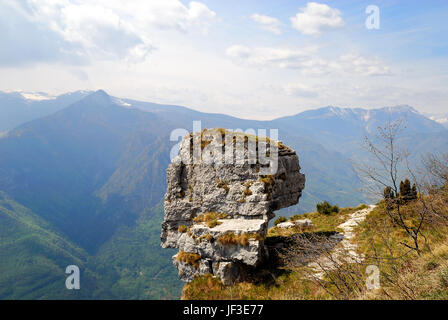 Italien. Venezianischen Voralpen, Altopiano dei Sette Comuni. Der Altar Knotto, prähistorische Opferaltar der Kimbern Menschen. Stockfoto