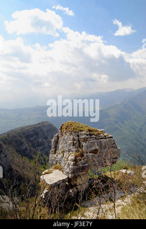 Italien. Venezianischen Voralpen, Altopiano dei Sette Comuni. Der Altar Knotto, prähistorische Opferaltar der Kimbern Menschen. Stockfoto