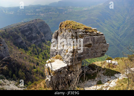 Italien. Venezianischen Voralpen, Altopiano dei Sette Comuni. Der Altar Knotto, prähistorische Opferaltar der Kimbern Menschen. Stockfoto