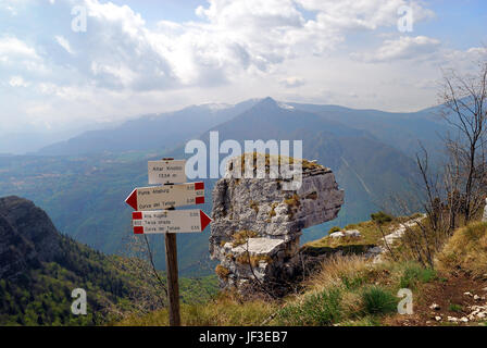 Italien. Venezianischen Voralpen, Altopiano dei Sette Comuni. Der Altar Knotto, prähistorische Opferaltar der Kimbern Menschen. Stockfoto