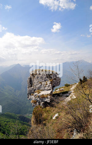 Italien. Venezianischen Voralpen, Altopiano dei Sette Comuni. Der Altar Knotto, prähistorische Opferaltar der Kimbern Menschen. Stockfoto