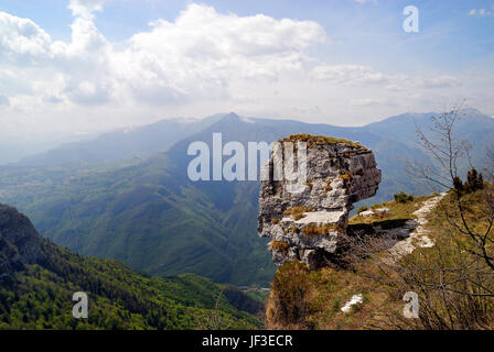 Italien. Venezianischen Voralpen, Altopiano dei Sette Comuni. Der Altar Knotto, prähistorische Opferaltar der Kimbern Menschen. Stockfoto