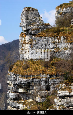 Italien. Venezianischen Voralpen, Altopiano dei Sette Comuni. Der Altar Knotto, prähistorische Opferaltar der Kimbern Menschen. Stockfoto