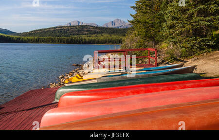 Kanus am Patricia Lake Bungalows am Patricia Lake im Jasper Nationalpark, Alberta, Kanada. Stockfoto