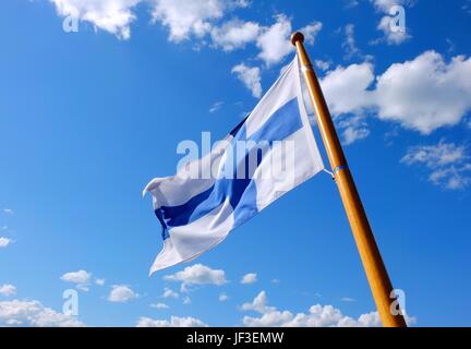 Flagge Finnland auf einem hölzernen Fahnenmast Stockfoto