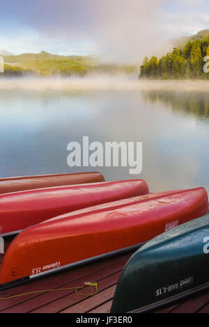 Vermietung Kanus mit Nebel am Patricia Lake im Jasper Nationalpark, Alberta, Kanada. Stockfoto