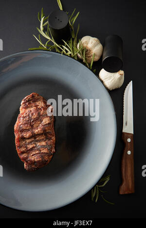 Saftiges Steak Medium selten Rindfleisch mit Gewürzen Stockfoto