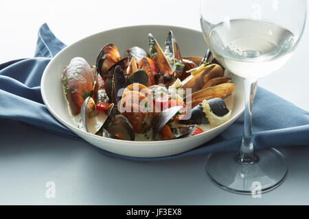 Muschel mit Weißweinsauce auf Tisch Stockfoto