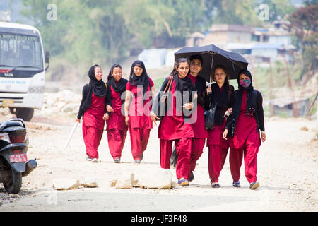 Studentinnen in Schuluniformen, Kathmandu, Nepal Stockfoto