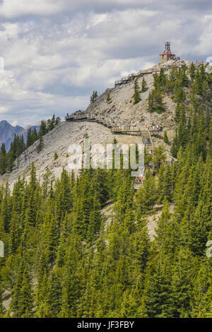 Ansicht von oben des Sulphur Mountain im Banff Nationalpark, Alberta, Kanada. Der Banff-Skywalk ist ein Self-guided interpretativen Gehweg. Stockfoto